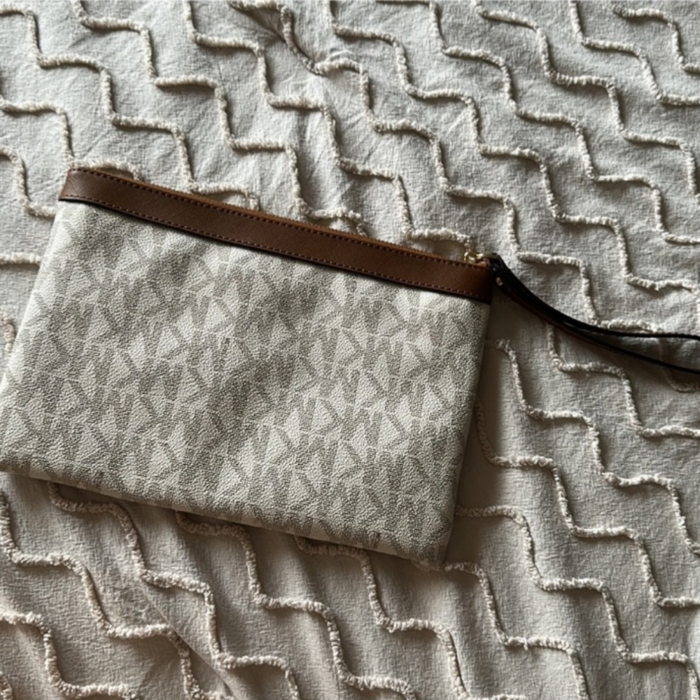 Vintage Michael Kors signature monogram logo leather white wristlet - Picture 5 of 16